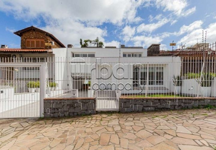 Casa com 390m², 4 quartos, 2 suítes, 2 vagas, no bairro Chácara das Pedras em Porto Alegre