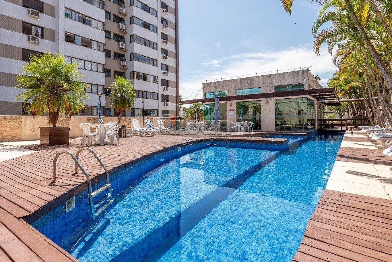 Apartamento com 950m², 3 quartos, 1 suíte, 2 vagas, no bairro Cristo Redentor em Porto Alegre